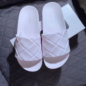 White woven print slides